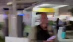 Centinaia di persone in attesa all'aeroporto di Capodichino: non ci sono taxi né Alibus