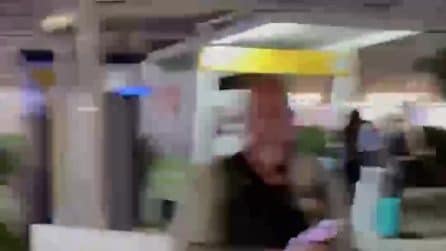 Centinaia di persone in attesa all'aeroporto di Capodichino: non ci sono taxi né Alibus