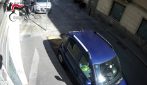 Scippo nel centro di Torino: donna di 73 anni rincorre i ladri e ne fa arrestare uno
