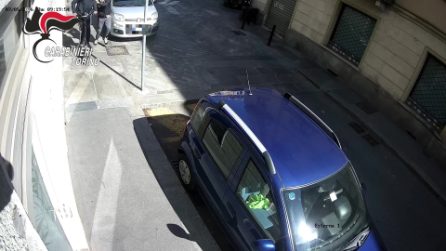 Scippo nel centro di Torino: donna di 73 anni rincorre i ladri e ne fa arrestare uno