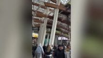Ressa in piazza Gae Aulenti a Milano per il lancio del nuovo Swatch: lanci di sedie e spintoni