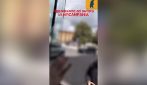 Bus incastrato, automobilista prende a schiaffi il conducente perché non può fare retromarcia ad Avellino