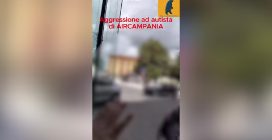 Bus incastrato, automobilista prende a schiaffi il conducente perché non può fare retromarcia ad Avellino