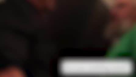Passeggero morde assistente e fa dirottare l’aereo: il video ripreso dal comico sul volo Qantas