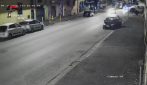 Le immagini della rapina notturna a Chiaiano: la fuga sulla Matiz e l'arresto in diretta
