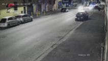 Le immagini della rapina notturna a Chiaiano: la fuga sulla Matiz e l'arresto in diretta