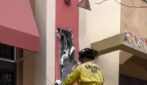 Va a rubare al cinema e cade: intrappolato in un muro per 12 ore. Salvato e poi arrestato in California