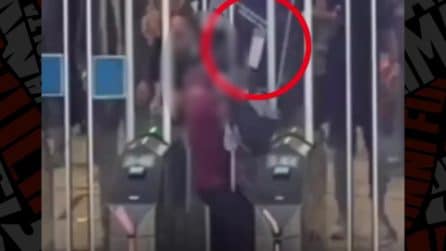 Scende dal treno in Centrale e forza i tornelli brandendo un machete, 30enne in carcere: il video