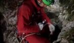 Il salvataggio dello speleologo incastrato a 120 metri di profondità in una grotta nel Cuneese