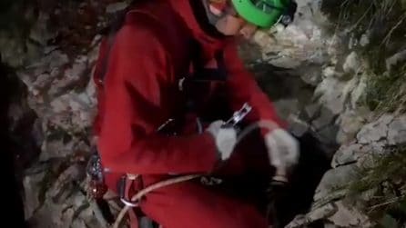 Il salvataggio dello speleologo incastrato a 120 metri di profondità in una grotta nel Cuneese