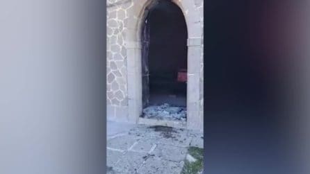Calvanico, fiamme al portone della chiesa: ignoti rubano corona e spada di San Michele Arcangelo