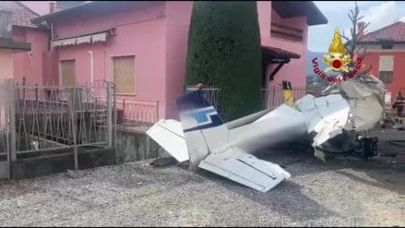 Ultraleggero precipita tra le case a Valbrembo: un morto e un 19enne ferito