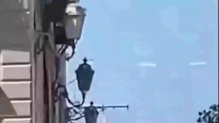 Napoli, barca resta incastrata nel vicolo a San Giovanni a Teduccio