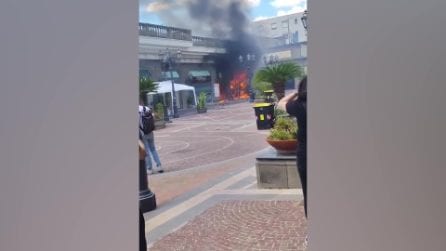 Incendio nel centro commerciale "Il Borgo" di via Stadera, le fiamme partite da un negozio