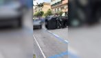 Suv si schianta e si ribalta in via Ceccano al centro di Caserta, arrivano vigili e pompieri