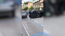 Suv si schianta e si ribalta in via Ceccano al centro di Caserta, arrivano vigili e pompieri