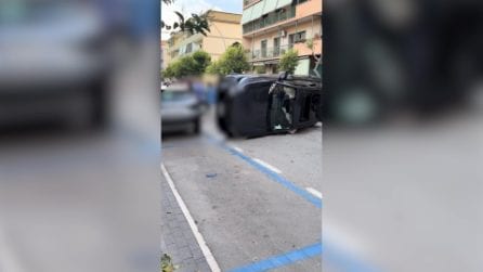 Suv si schianta e si ribalta in via Ceccano al centro di Caserta, arrivano vigili e pompieri