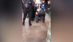 Irlanda, uomo soffocato in strada dalla polizia come George Floyd per aver rubato un flacone di profumo
