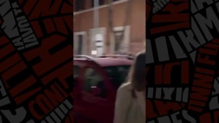 Roma, decine di giovani cantano 'Faccetta nera' davanti un bar al Pigneto