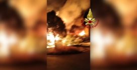 Il video dell'incendio che ha distrutto un centro di autodemolizione a Settimo Milanese nel Milanese