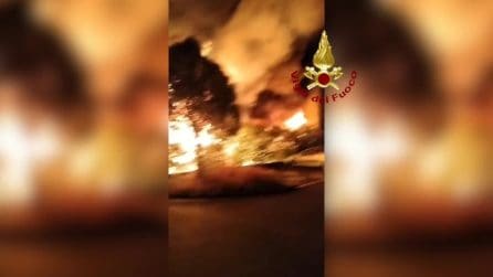 Il video dell'incendio che ha distrutto un centro di autodemolizione a Settimo Milanese nel Milanese