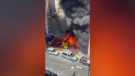 Incendio al Rione Sanità, colonna di fumo nero visibile in tutta Napoli