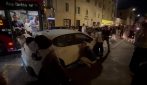 Bus bloccato da un’auto in sosta vietata a Roma, passeggeri e turisti la spostano a mano: il video