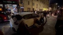 Bus bloccato da un’auto in sosta vietata a Roma, passeggeri e turisti la spostano a mano: il video