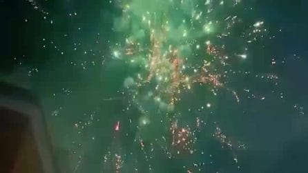 Mezz'ora di botti e bombe carta a Bagnoli per una Prima Comunione: strade bloccate, auto danneggiate