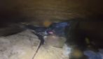 Intrappolate in una grotta in Laos, corsa contro il tempo per salvare 7 persone: il video