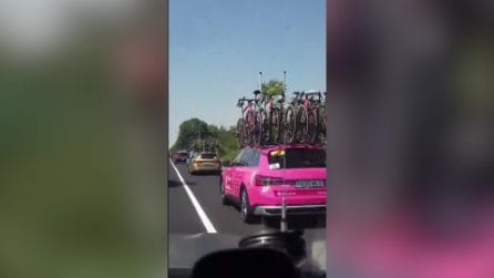 Fanpage dentro il Giro d'Italia: a bordo dell'ammiraglia Tudor Pro Cycling
