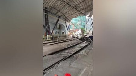 Corea del Sud, crolla un cavalcavia a Seul, almeno tre morti: il momento in cui la struttura cede