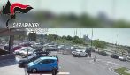 Il video dell'uomo che scappa dopo aver colpito un 60enne con una fiocina a Carvico