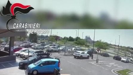Il video dell'uomo che scappa dopo aver colpito un 60enne con una fiocina a Carvico