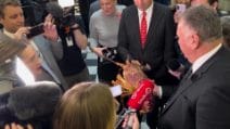 Nuova Zelanda, ministro in Parlamento con un’aragosta viva: “Nell’acqua calda non si muoverà più”