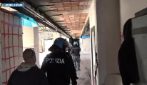 Ragazza di 32 anni sequestrata per giorni e costretta a violenze sessuali di gruppo: 5 fermi a Roma