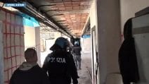 Ragazza di 32 anni sequestrata per giorni e costretta a violenze sessuali di gruppo: 5 fermi a Roma