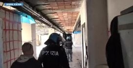 Ragazza di 32 anni sequestrata per giorni e costretta a violenze sessuali di gruppo: 5 fermi a Roma