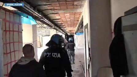 Ragazza di 32 anni sequestrata per giorni e costretta a violenze sessuali di gruppo: 5 fermi a Roma