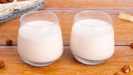LATTE DI NOCCIOLE FATTO IN CASA: dall’aroma inconfondibile!