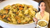 Pasta e patate con le cozze: un grande classico della cucina di mare.