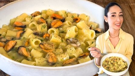 Pasta e patate con le cozze: un grande classico della cucina di mare.