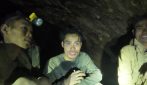 Laos, il video dei 5 uomini intrappolati nella grotta e trovati vivi: "Mamma, non preoccuparti"