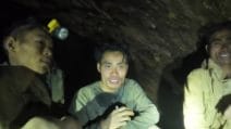 Laos, il video dei 5 uomini intrappolati nella grotta e trovati vivi: "Mamma, non preoccuparti"