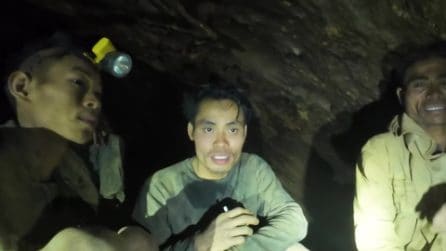 Laos, il video dei 5 uomini intrappolati nella grotta e trovati vivi: "Mamma, non preoccuparti"