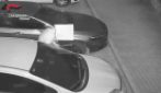 Torino, 78enne si traveste con un sacchetto per danneggiare auto: vendetta contro l’ex moglie