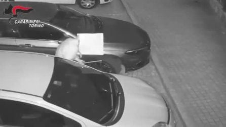 Torino, 78enne si traveste con un sacchetto per danneggiare auto: vendetta contro l’ex moglie