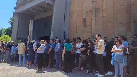 Folla a Genova per i funerali di Monica Montefalcone e della figlia Giorgia, morte alle Maldive
