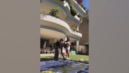 Chiara Frattesi e lo striscione per Geolier durante il concerto a San Siro