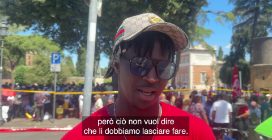 Roma, in migliaia ai cortei contro la remigrazione: incendiati ruspa e carro armato davanti al Mit
